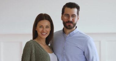 Çok mutlu bir aile çifti yeni dairesinden anahtarlarını gösteriyorlar..