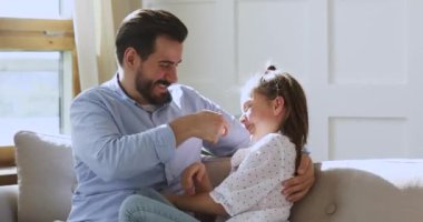 Mutlu genç sakallı baba küçük okul kızını gıdıklıyor..