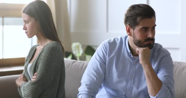 Gestresstes junges Paar ignoriert einander nach Streit. — Stockvideo