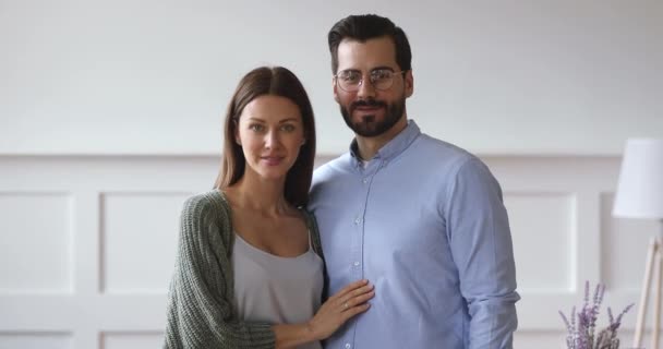 Smiling young spouses showing keys from new apartment. — Stock Video