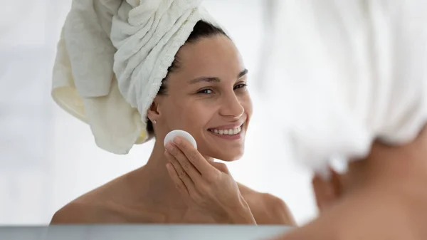 Pretty 30s woman holding cotton pad cleanses skin removes impurities — Stock Photo, Image