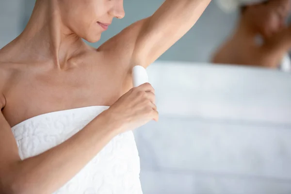 Woman applies antiperspirant after showering in the morning closeup image — Stock Photo, Image