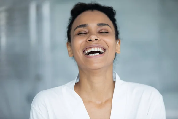 Afrikaanse vrolijke vrouw in wit badjas lachen staande in de badkamer — Stockfoto