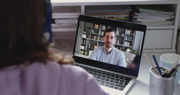 Online leraar communiceren met tiener meisje school student door webcam — Stockvideo