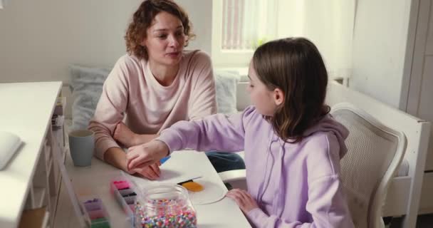 Mamá e hija adolescente haciendo actividad creativa de ocio en casa — Vídeos de Stock