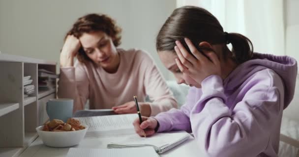 Arg mamma skällande lat tonåring dotter för läxor hemma — Stockvideo