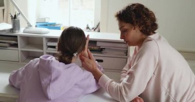 Endişeli anne, evde kavga ettikten sonra kızından özür diliyor.