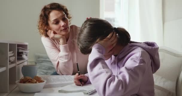 Verzorgende Moeder ondersteunen boos tiener dochter hebben moeite met onderwijs — Stockvideo