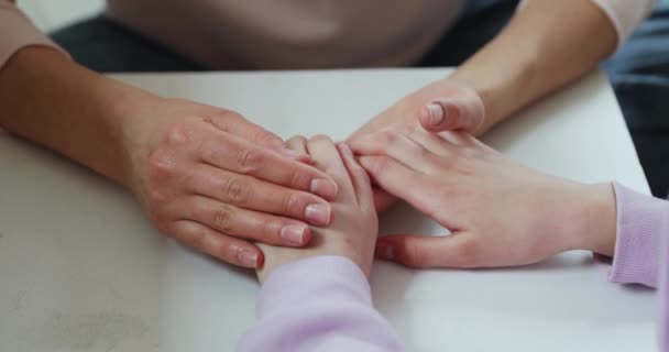 Fürsorgliche Mutter hält Streichelhände ihrer Tochter aus nächster Nähe — Stockvideo