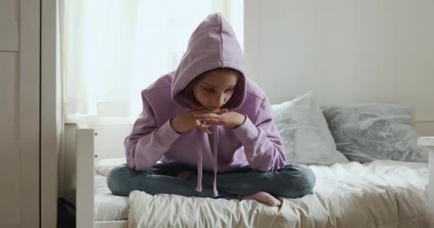 Ongelukkige tiener meisje zitten op bed alleen denken van probleem — Stockvideo