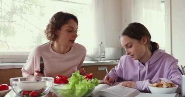 Przyjazna młoda matka i nastoletnia córka cieszą się stylem życia w domu — Wideo stockowe