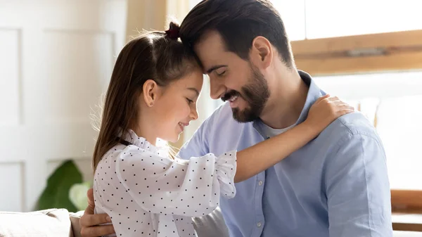 Mutlu küçük kız babasıyla tatlı anın tadını çıkarıyor.. — Stok fotoğraf