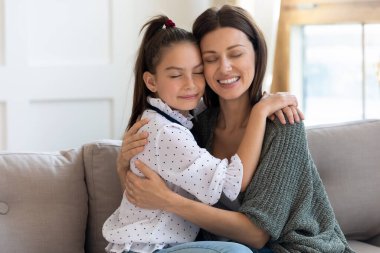 Sevecen bir genç kız, sevgi dolu bir anneyle ilişkiye giriyor..