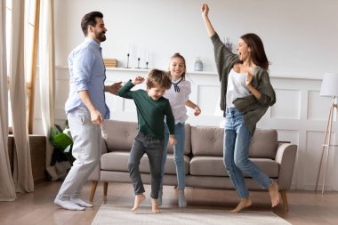 Coşkulu evli çift çocuklarla en sevdiği müzikle dans ediyor.