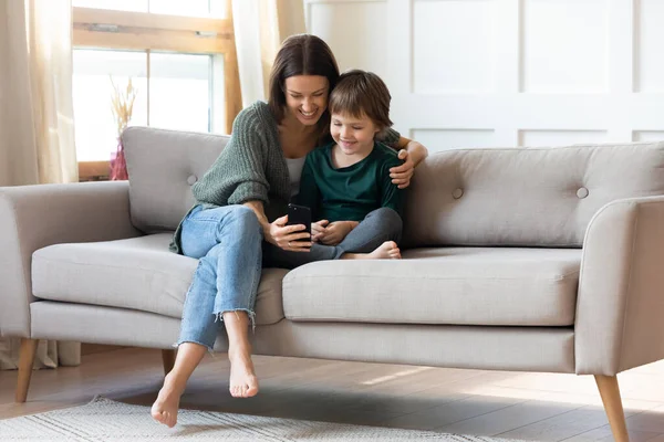 Sonriente joven mujer tomando foto selfie con niño hijo . —  Fotos de Stock