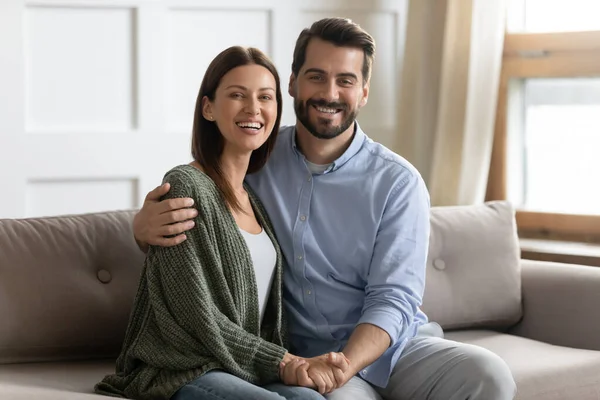 Porträt eines glücklichen jungen Ehepaares auf dem Sofa. — Stockfoto