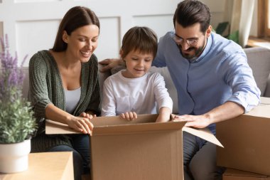 Mutlu küçük çocuk ailesiyle birlikte aile eşyalarını boşaltıyor..