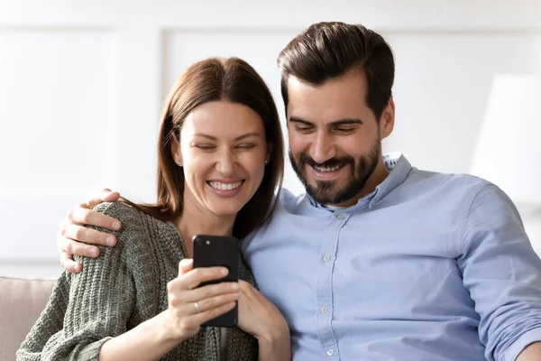 Mutlu aile çifti komik videolar izliyor, cep telefonundan selfie çekiyor.. — Stok fotoğraf