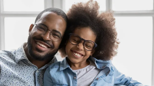 Padre africano hija pequeña en gafas con toothy sonrisa retrato — Foto de Stock