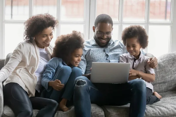 Africain pleine famille à l'aide d'un ordinateur portable s'amuser en ligne à la maison — Photo