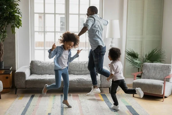 Père africain fils et fille écoutant de la musique danser à la maison — Photo