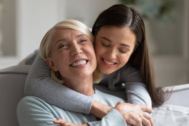 Mutlu büyük anne ve yetişkin kız birlikte iyi vakit geçirin.