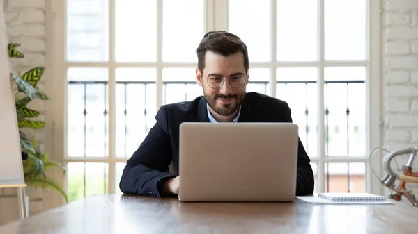 Biznesmen korzystający z aplikacji biznesowej pracującej na laptopie w miejscu pracy — Zdjęcie stockowe