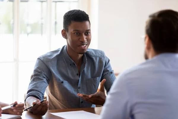 Afrikanische Manager äußern Meinung teilen Gedanken während Verhandlungen mit Kunden — Stockfoto