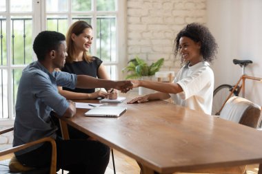 Çok ırklı iş adamları toplandı ve el sıkışarak saygılarını sundular.