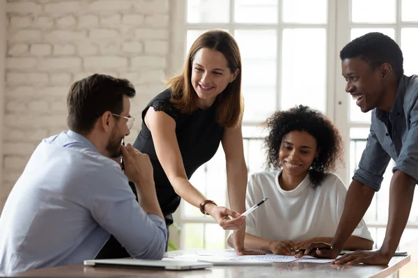 Vrouw mentor doceren personeel multi-etnische werknemers op corporate briefing — Stockfoto