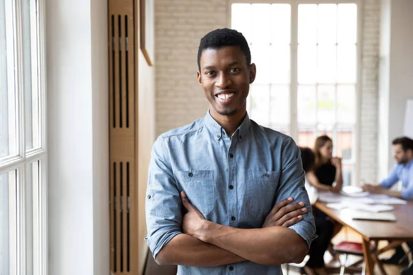 Millennial afrikansk personal med armarna korsade poserar i ämbetet — Stockfoto