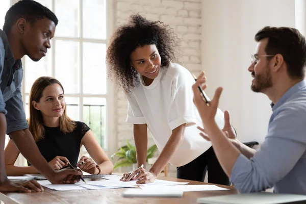 Diverse zakenmensen luisteren naar teamleider tijdens bijeenkomst in bestuurskamer — Stockfoto