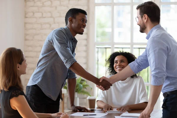 Afrikanische und kaukasische Geschäftsleute bekunden vor Verhandlungsbeginn per Handschlag Respekt — Stockfoto