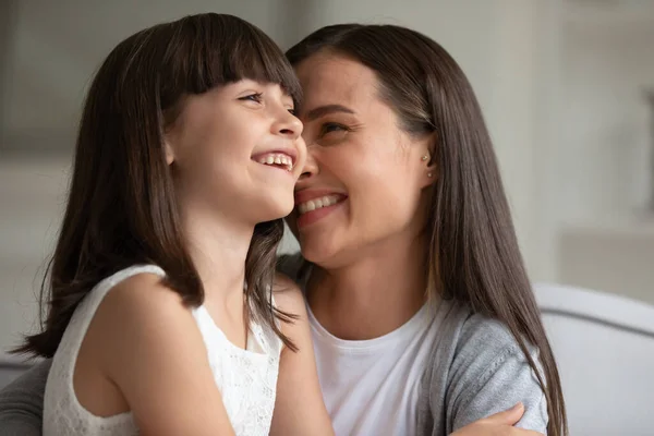 Lycklig ung mamma har roligt att leka med liten dotter — Stockfoto