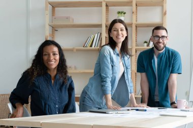 Ofiste birlikte poz veren çeşitli meslektaşların portresi.