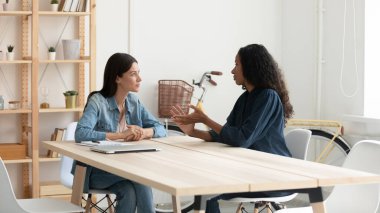 Kadın iş adamlarının beyin fırtınası toplantıda fikirleri tartışır