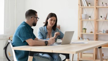 Odaklanmış iş adamları dizüstü bilgisayarla birlikte çalışıyor.