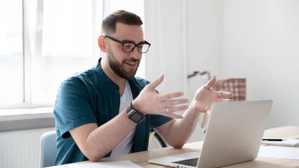 Erkek çalışanın bilgisayarı kullanarak görüntülü konuşması — Stok fotoğraf