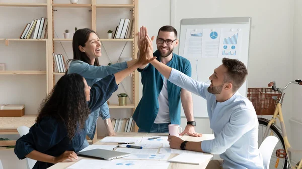 Diversos colegas felices comprometidos en la actividad de trabajo en equipo en la reunión — Foto de Stock