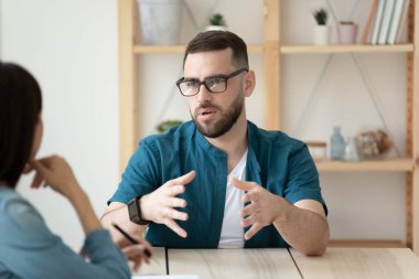 Ofis görüşmesinde kendinden emin erkek aday konuşması