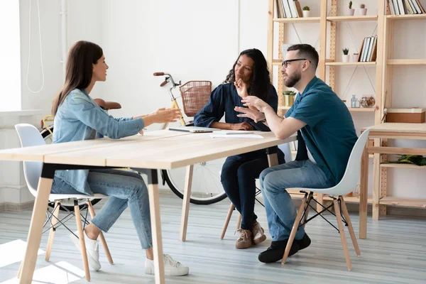 Recrutadores diversos entrevistar candidato a emprego feminino no escritório — Fotografia de Stock