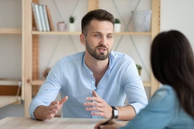 Ofisteki röportajda kendine güvenen erkek iş başvurusu