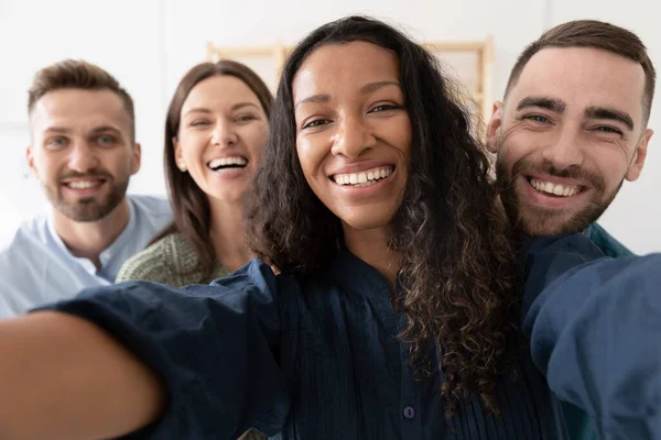 Glimlachende diverse collega 's nemen selfie in functie samen — Stockfoto