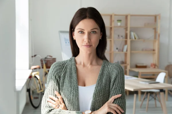 Porträtt av leende vit kvinna anställd poserar i ämbetet — Stockfoto