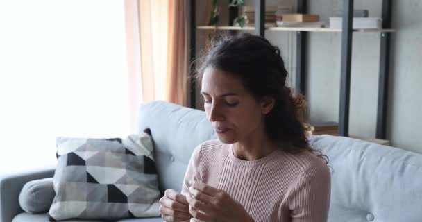 Mujer aplicando gotas en los ojos secos irritados en casa — Vídeo de stock