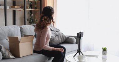 Moda vlogcusu, evdeki akıllı telefondan boks olmayan video bloğu çekiyor.