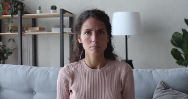 Ung seriös kvinna tittar på kameran visar stop hand gest — Stockvideo