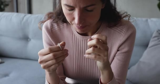 Mujer joven deprimida quitándose el anillo de bodas lamenta el matrimonio infeliz — Vídeo de stock