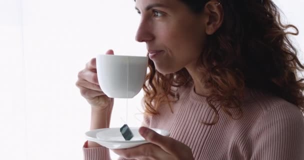 Fiatal mosolygós nő kezében csésze ivás tea, közelről — Stock videók