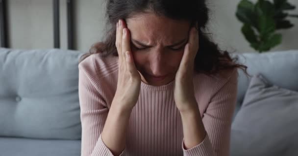 Deprimida jovem mulher sentindo estresse preocupado com o problema — Vídeo de Stock